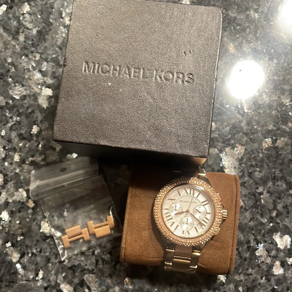 Michael Kors Rose Gold Watch - Picture 2 of 3